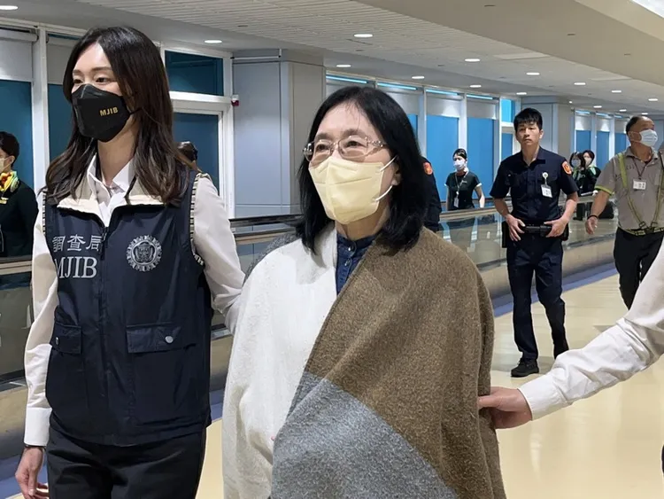 紅貴婦奈奈的公公黃立雄涉嫌詐欺，潛逃到加拿大遭通緝，妻子黃林麗真因另涉詐欺案遭士林地檢署通緝，3日也一同回台，將解送士檢歸案。中央社