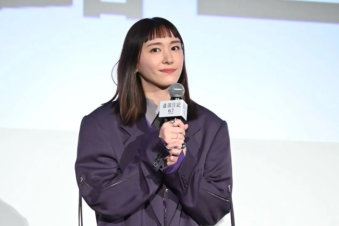 新垣結衣新片《異國日記》將在下個月上映，她日前出席記者會的齊劉海造型超可愛。翻攝aragakiyui_fanspage IG