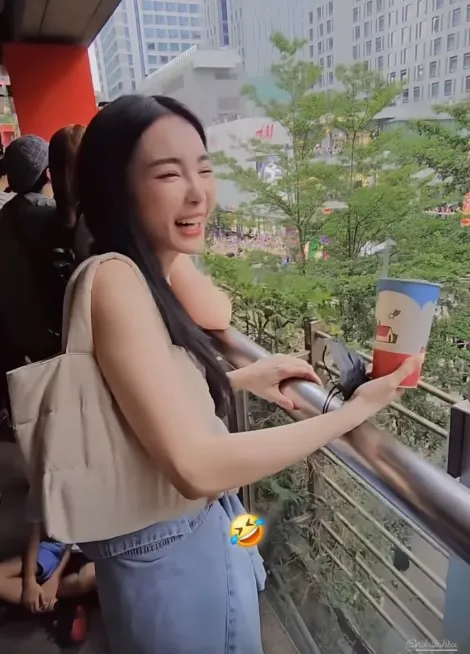 舒子晨在空橋上看ENERGY唱跳笑得開心。翻攝舒子晨IG