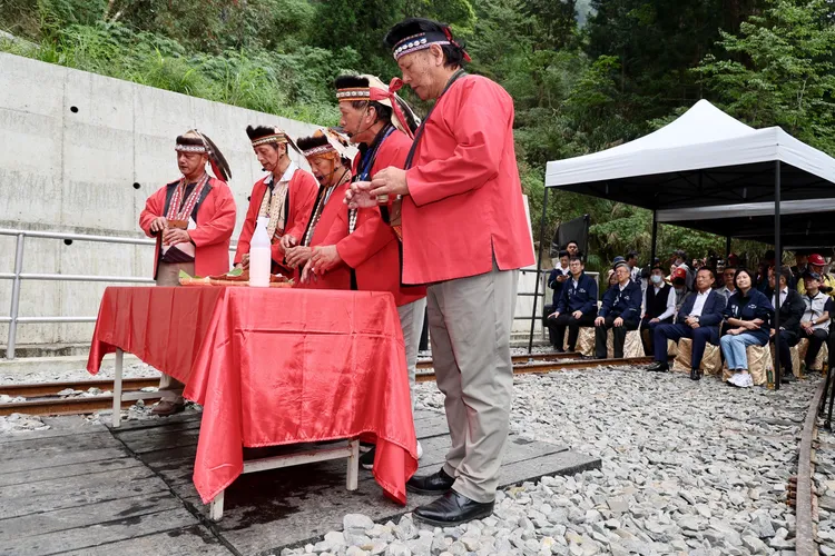 在地鄒族頭目與長老進行祈福儀式。阿里山林鐵提供