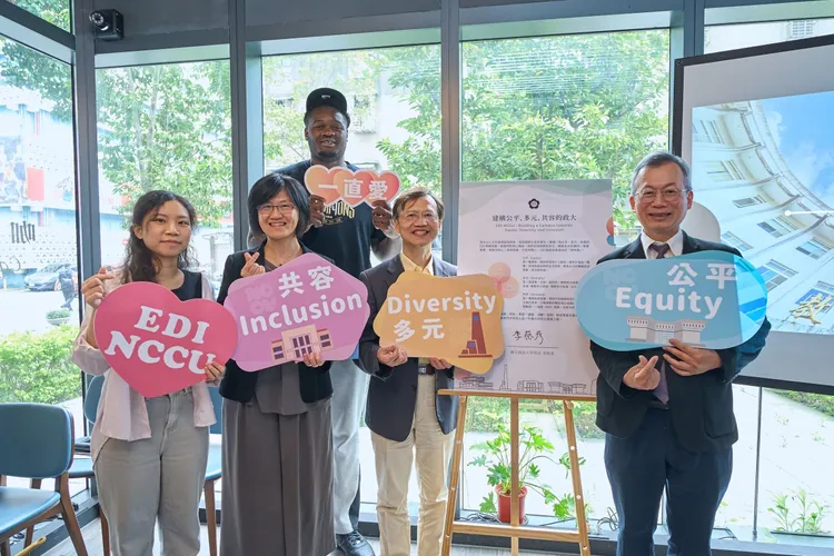 李蔡彥（左起）、副校長詹志禹、創國學院院長杜文苓、創國學院學生杜杏兒、（後排）雄鷹球員波波卡。政治大學提供