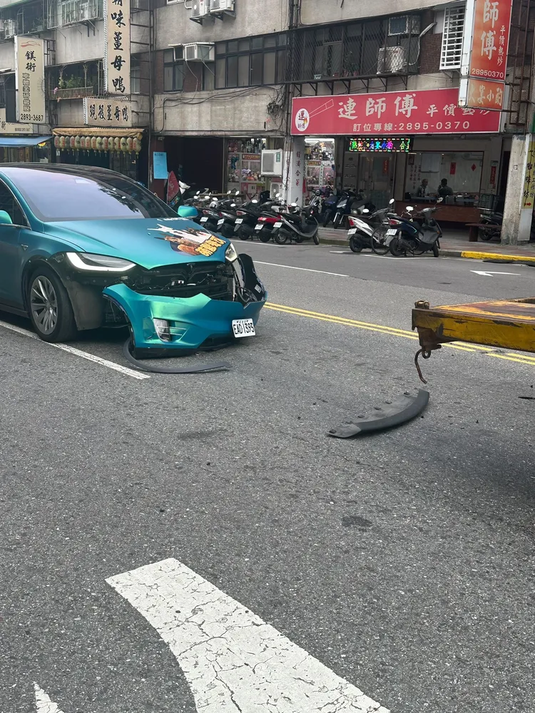 王宥忻600萬特斯拉車頭毀。讀者提供