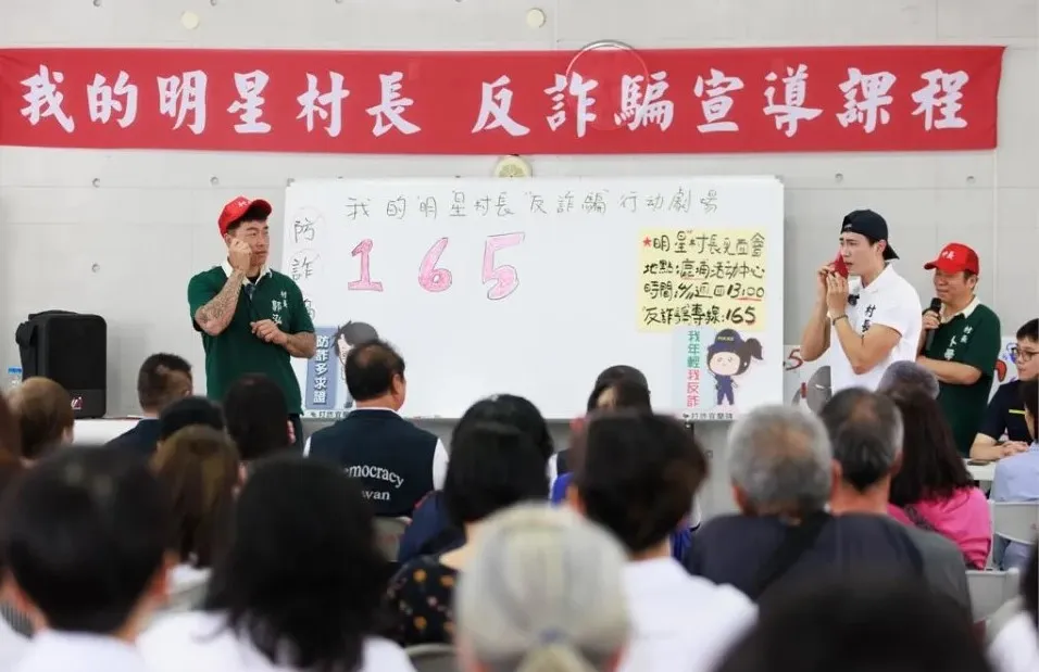 郭泓志(左)在反詐騙行動劇演媽媽。好看娛樂提供