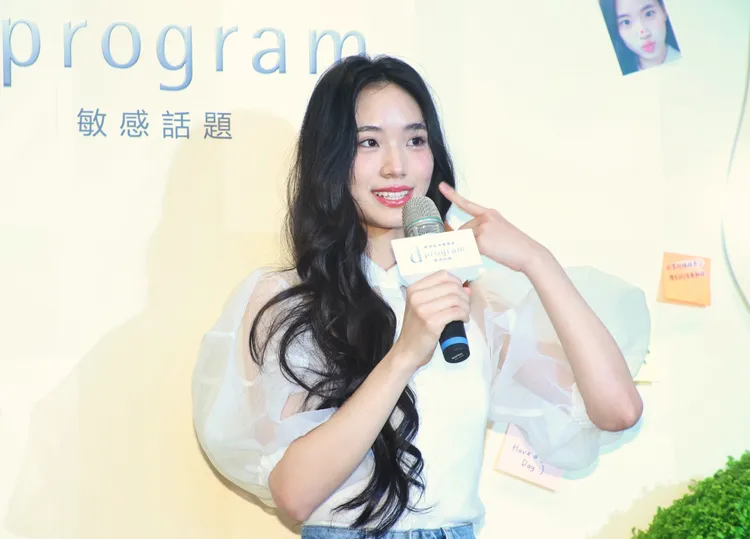 Lily首度獨自一人面對鏡頭。攝影中心攝