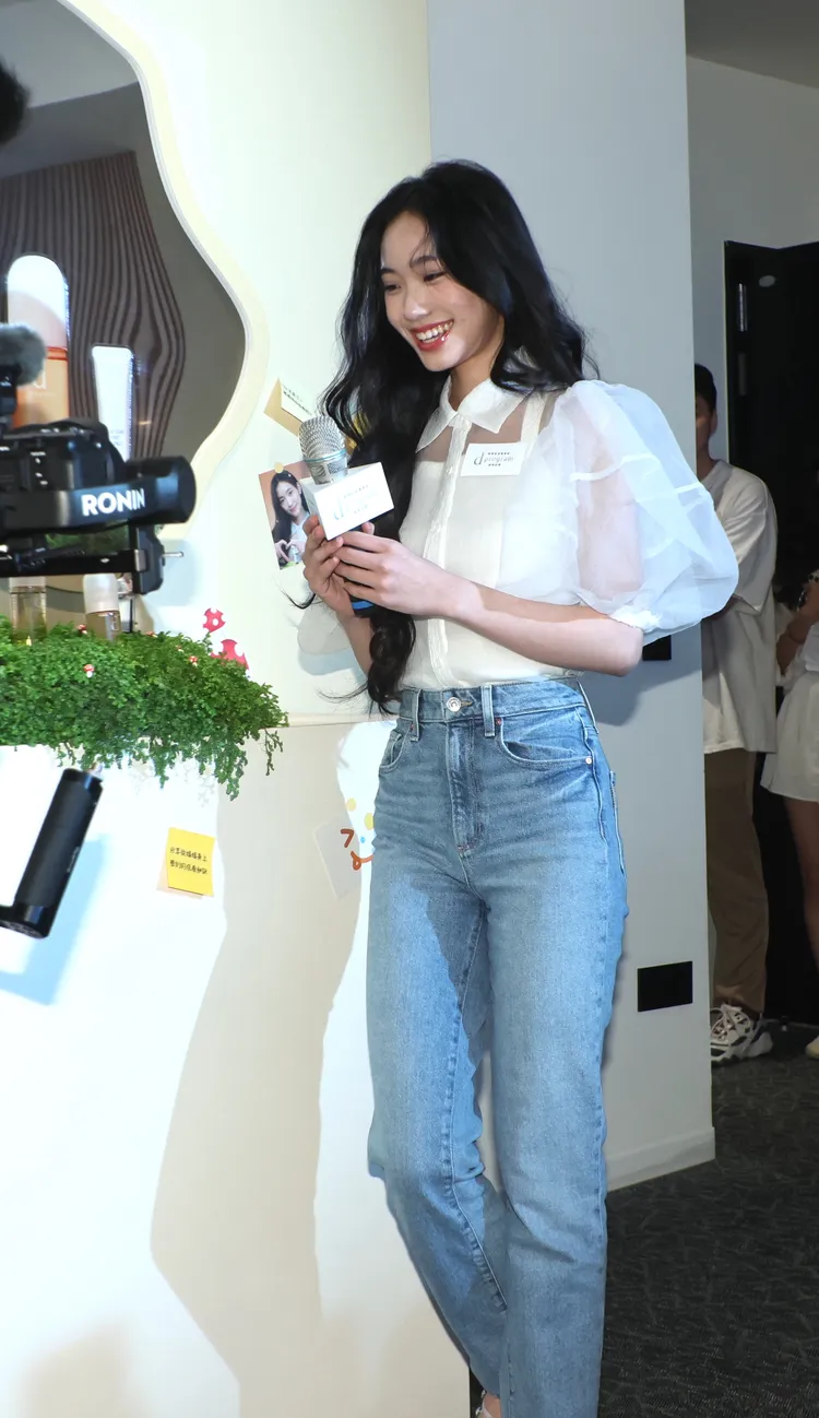 Lily秀出超狂身材比例。攝影中心攝