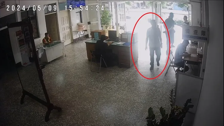 林姓小隊長返回分局。警方提供