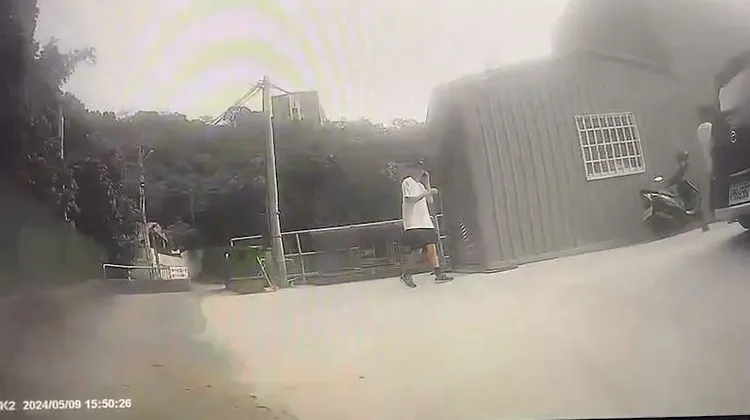 林姓小隊長離開現場。警方提供