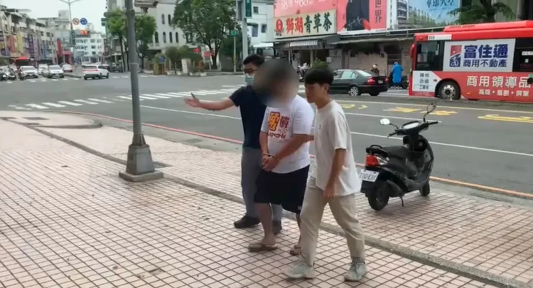 傅男自知難逃法網，26日14時至鼎金所投案。翻攝畫面