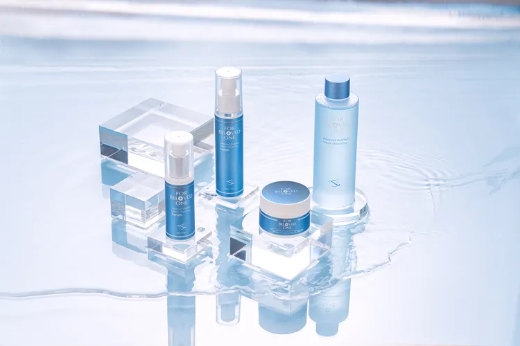 寵愛之名黃金藍銅玻尿酸保濕系列，化妝水200ml／1100元、精華30ml／1600元、乳液50ml／1050元、霜30ml／1680元。品牌提供