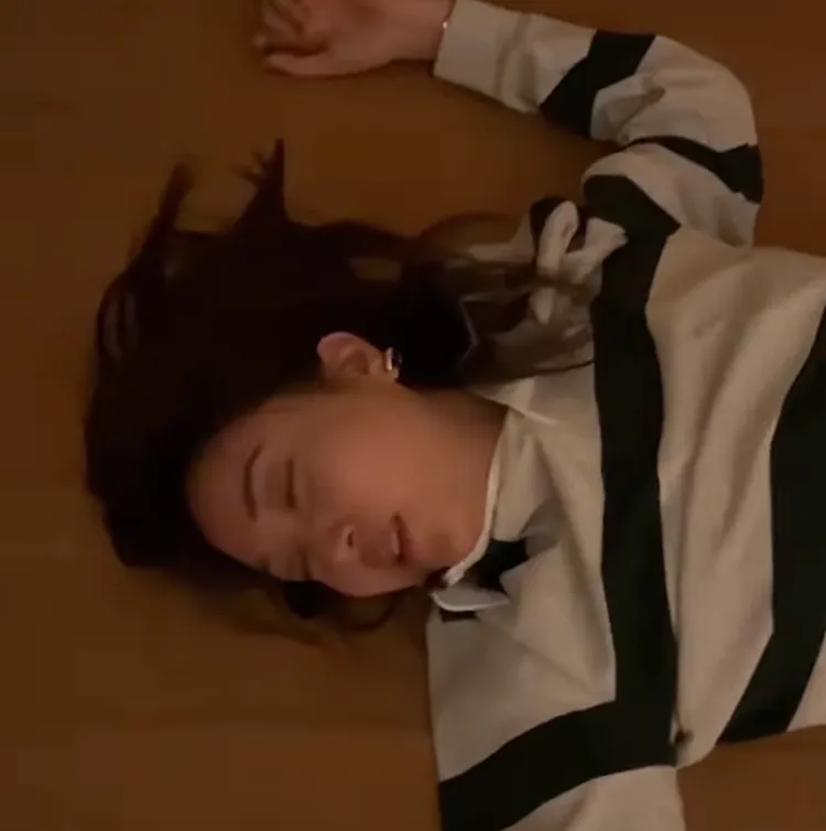 楊祐寧公開愛妻阿梅躺在地板睡著的影片，惹得太座「動怒」，開玩笑要他別想進家門。翻攝楊祐寧IG