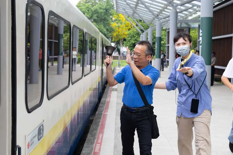 阿里山林鐵處副處長周恆凱搖鈴宣布栩悅號正式啟航。業者提供