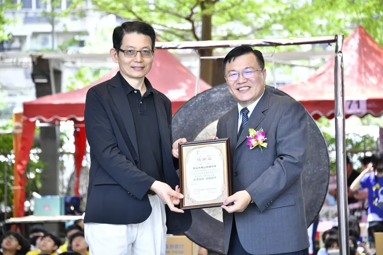 南山中學募集1.7萬包肉類調理包捐贈給安德列慈善協會，幫助弱勢家庭，校方獲回贈感謝狀。校方提供