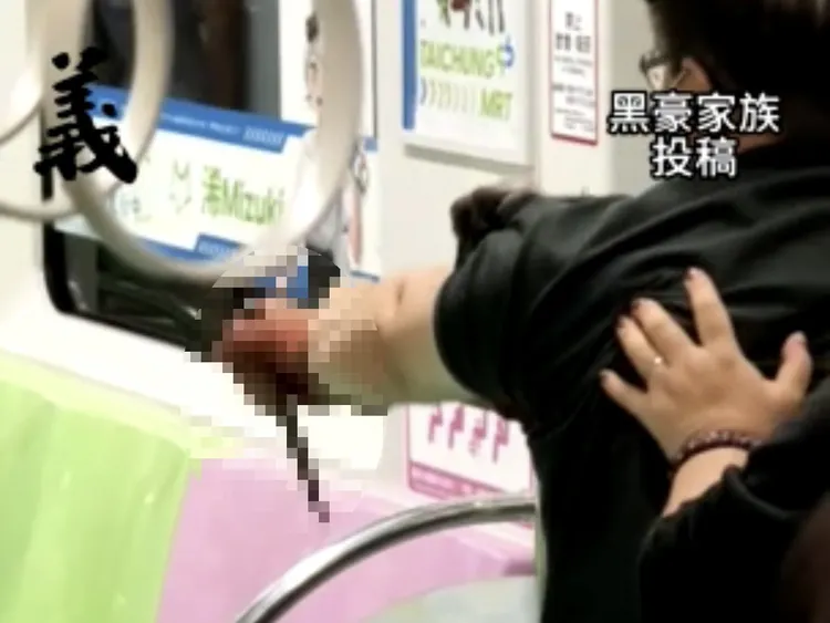 有乘客奮勇奪刀。取自黑豪家族