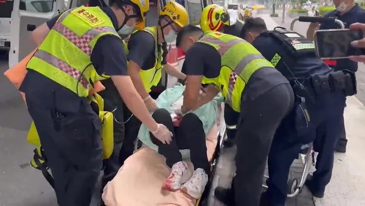 洪姓兇嫌落網後送醫，精神狀台十分不穩定。翻攝畫面