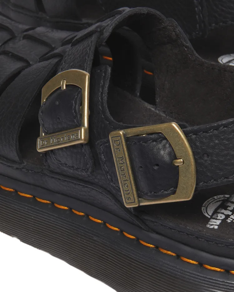 Grizzly皮革搭配帶有舊感的古銅色扣環。品牌提供