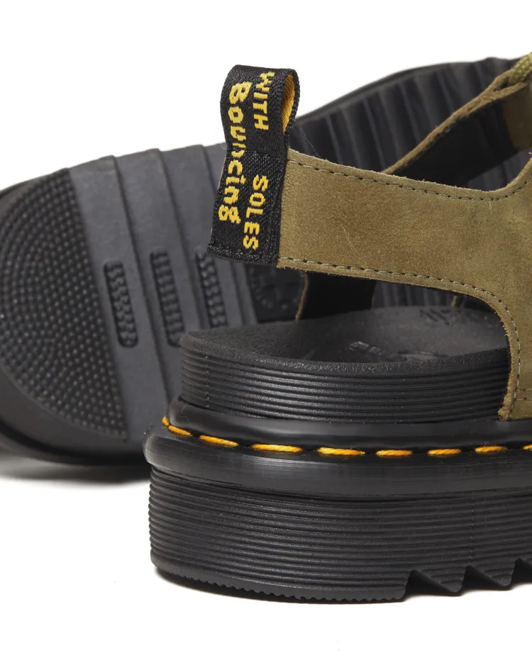 羅馬涼鞋將馬汀標誌性黃色縫線配上橄欖綠色。品牌提供