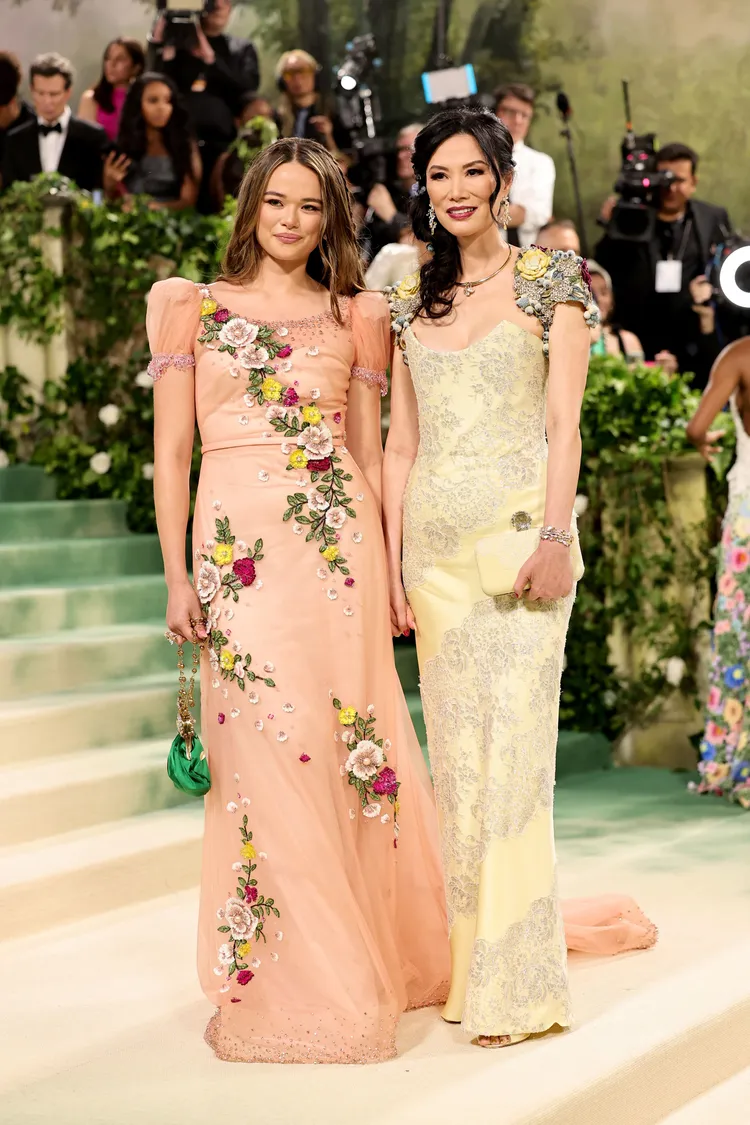 媒體大亨梅鐸前妻、華裔名媛鄧文迪（右）與女兒葛麗斯梅鐸都佩戴CINDY CHAO藝術珠寶。品牌提供