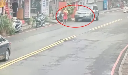 靠路邊走也出事！85歲翁開車追撞路人　69歲婦昏迷2周傷重不治　