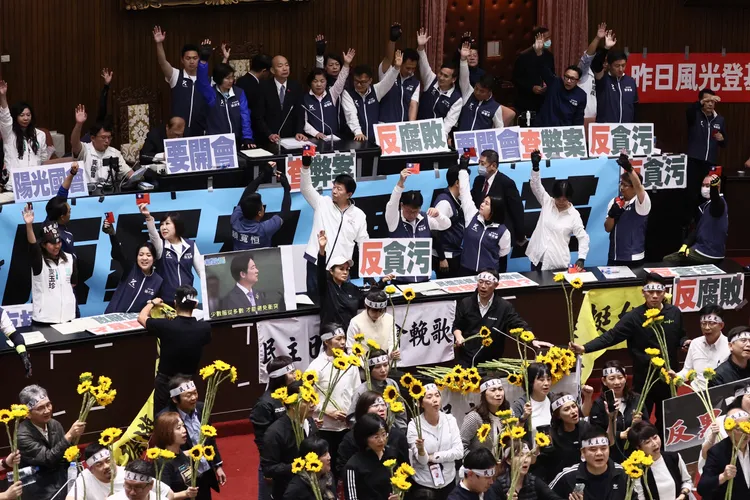 民進黨立委們拿著太陽花現場唱起《島嶼天光》。彭欣偉攝