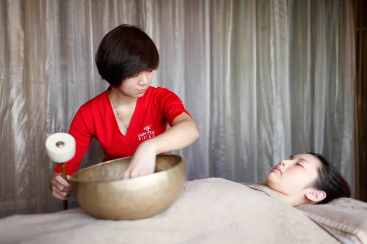 橙花想紅 你的身心靈美療SPA｜頌缽靜心按摩深層放鬆。業者提供