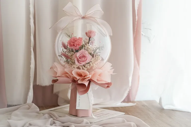 樂米花藝｜康乃馨波波球花束。業者提供