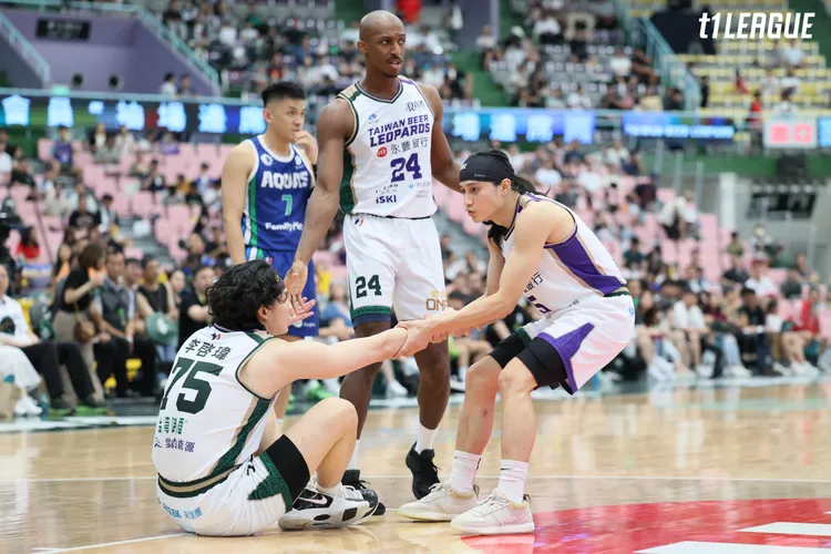 克羅馬(中)。T1聯盟