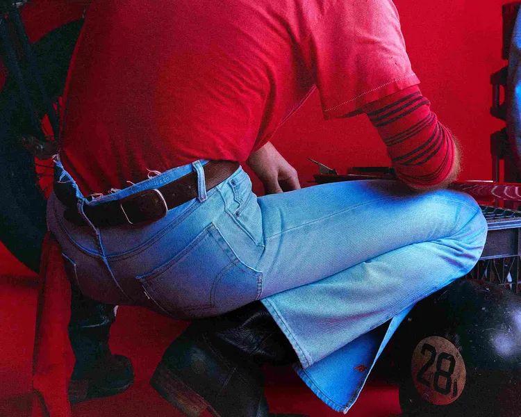 靴型丹寧褲在褲管處採用開衩設計。品牌提供