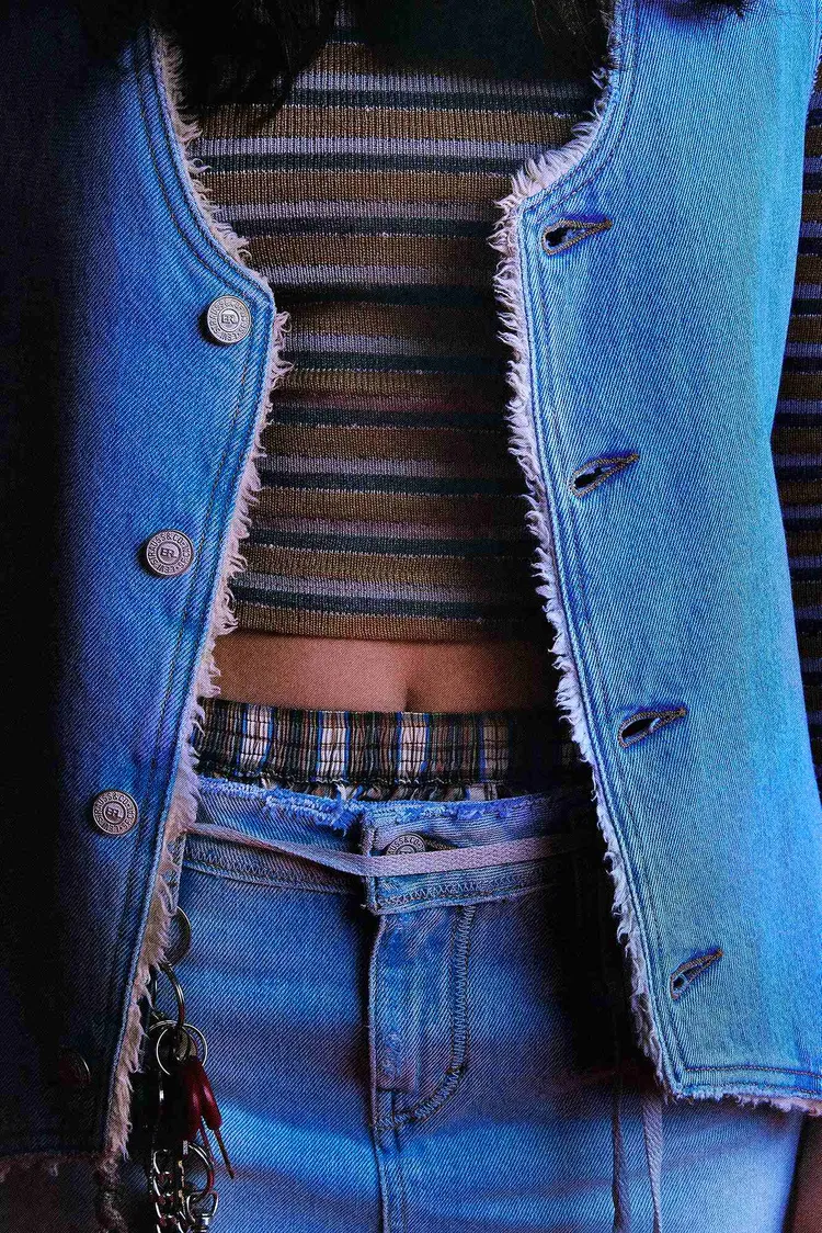 水洗羊羔毛丹寧背心衣襬底部襯以毛茸茸的羊羔毛內裡裝飾。品牌提供