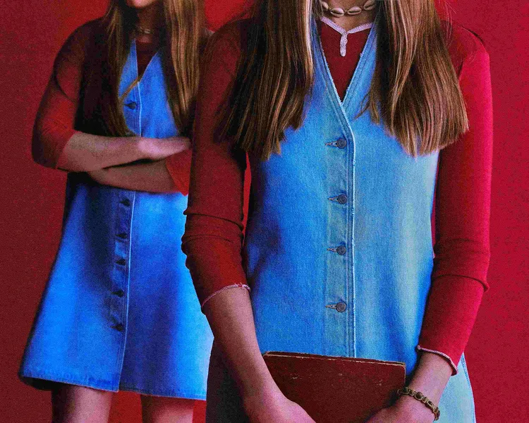 丹寧連身裙以正面中心排釦為特色，並採用直筒剪裁與Z字形側縫線。品牌提供