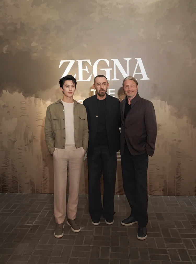 吳磊（左起）、ZEGNA藝術總監Alessandro Sartori、Mads Mikkelsen一同合影。品牌提供