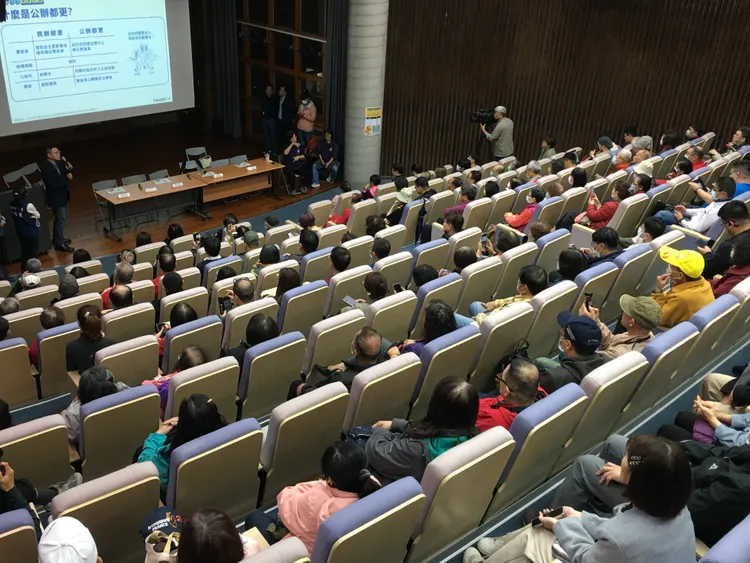 2場公辦都更說明會累積有300多位住戶出席。北市都市更新處提供