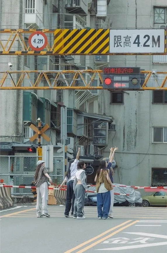 宜蘭礁溪德陽街前平交道。翻攝NewJeans的IG