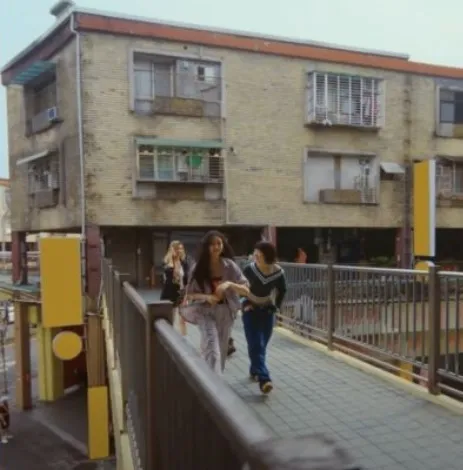 萬華華江社區天橋。翻攝NewJeans MV