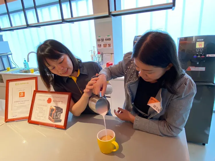 越南籍新住民胡玉華（右一）體驗製作特色咖啡沖泡。移民署提供