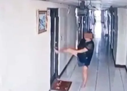 惡鄰踹門。投訴人提供