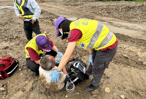 老翁散步跌倒滿身泥濘 大園警協助護送返家