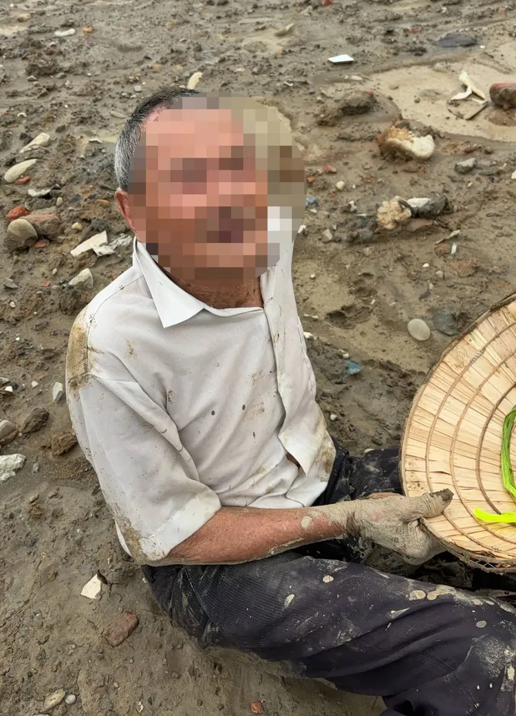 老翁跌坐在地。大園警分局提供