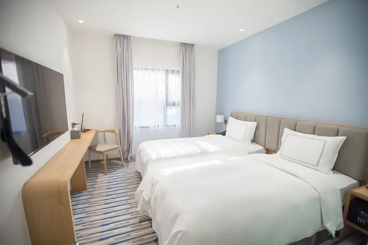 台中鳳凰酒店線上旅展一泊一食住宿券下殺3.7折，只要2666元即可入住。業者提供