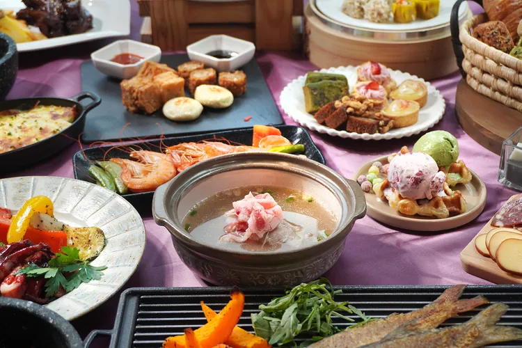 長榮鳳凰酒店推出桂冠自助餐廳單人平日早午餐券與單人平日晚餐券，還能再享買10送1旅展優惠。業者提供