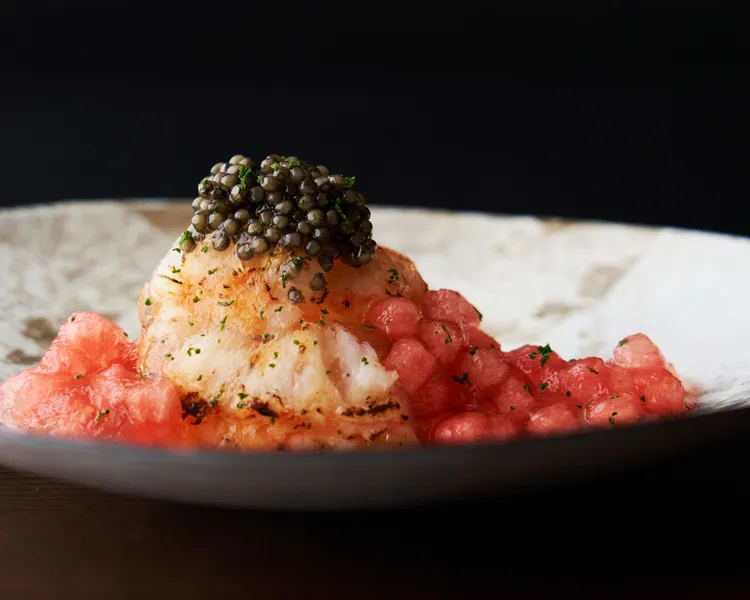 小泉瑚佑慈大膽選用如魚子醬、松露等不常見於日本料理的高級食材入菜。業者提供