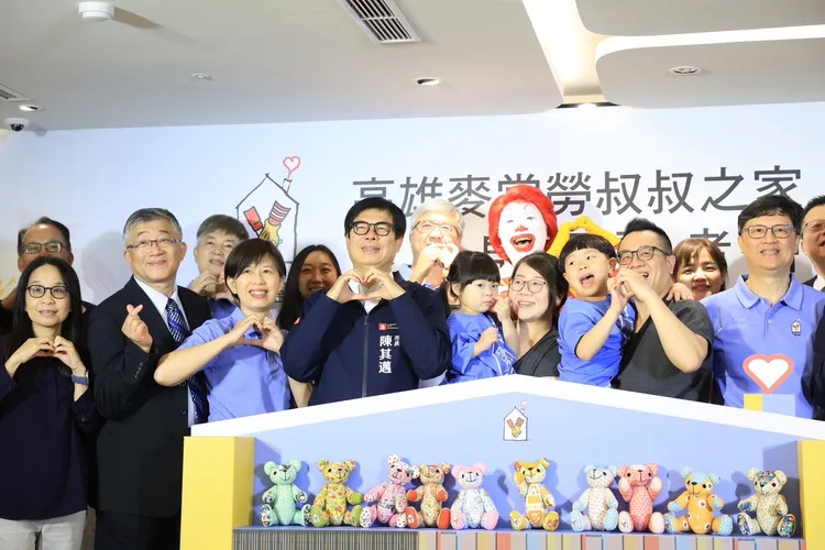 陳其邁市長與麥當勞叔叔之家慈善基金會董事長李昌霖等人宣布高雄麥當勞叔叔之家啟用。市府提供