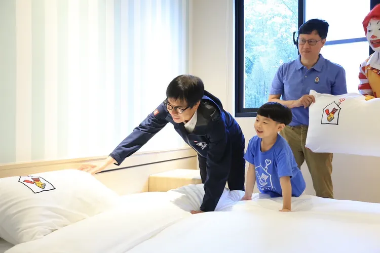 陳其邁參觀高雄麥當勞叔叔之家，上樓至房間內細心鋪床、整理枕套，祝福孩子們都能健康平安長大。市府提供