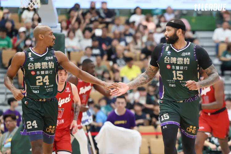 NBA球星卡森斯（右）也被媒體室漏水景象震攝。T1提供