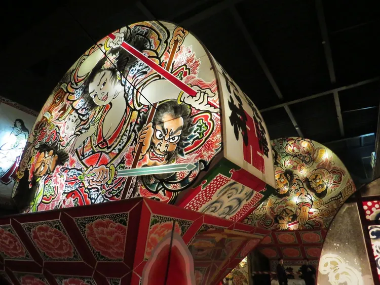 雄獅今年暑假獨家包秋田觀光列車「繩文號」，加碼安排青森睡魔祭、秋田竿燈祭。業者提供