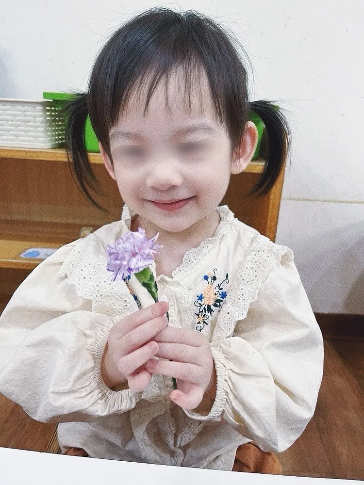 小胡椒母親節前做康乃馨。陳天仁提供