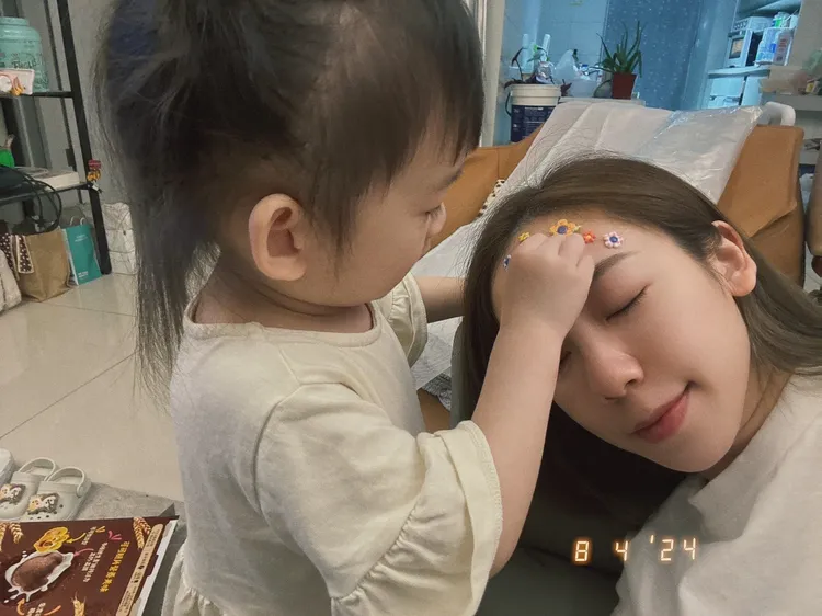 陳天仁（右）是女兒主要照顧者。陳天仁提供