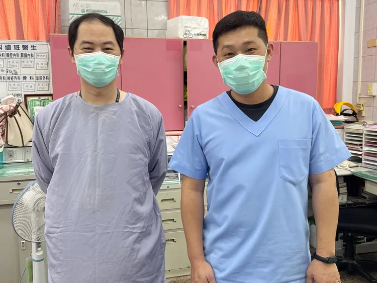 大甲李綜合醫院護理師楊泰其(左)、劉任翔(右)站在急診最前面救護患者。大甲李綜合醫院提供