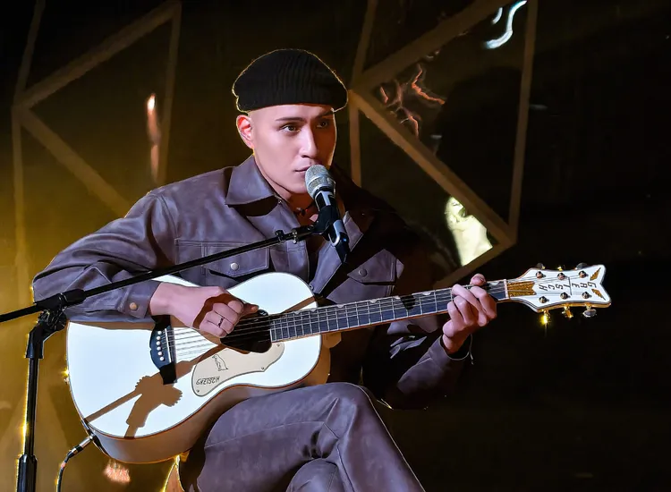 黃宣不但演唱還幫忙主持。翻攝《歌手2024》微博