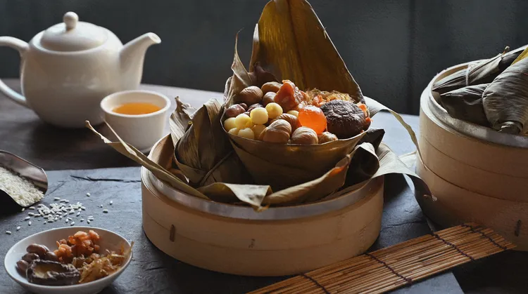 有巨無霸內餡的「龍王裹蒸粽」。業者提供