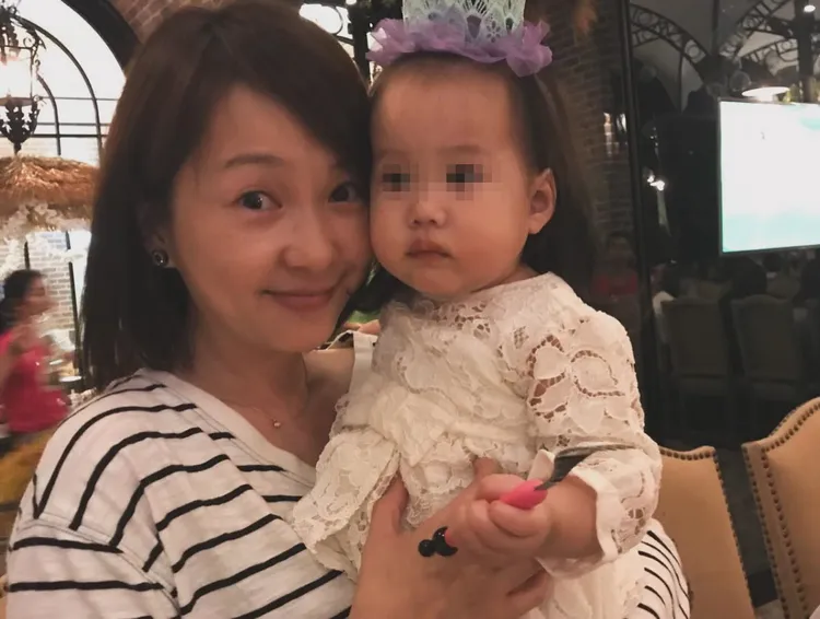 六月說身上這件衣服穿了10年。翻攝六月臉書